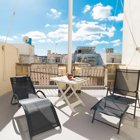 Well Located Townhouse & Courtyard Kalka - Happy