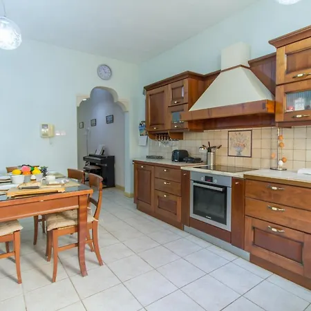 Ferienhaus Well Located Townhouse & Courtyard Kalka - Happy