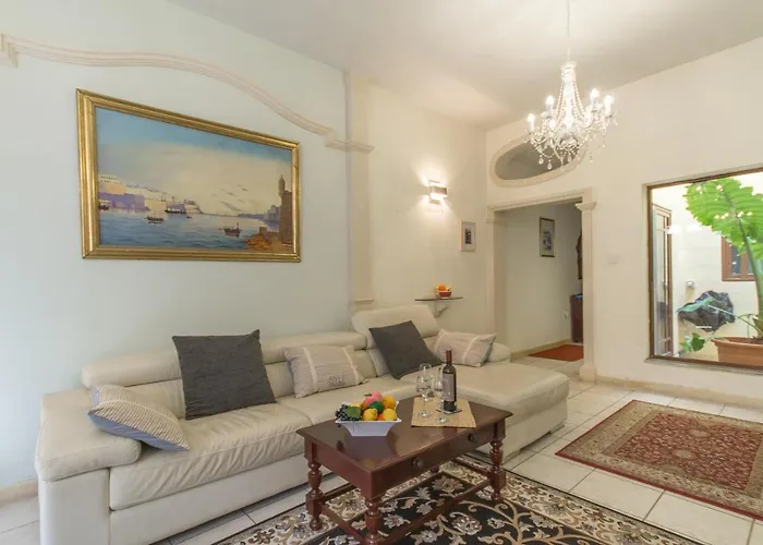 Well Located Townhouse & Courtyard Kalka - Happy Σπίτι διακοπών