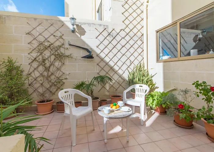 Well Located Townhouse & Courtyard Kalka - Happy *