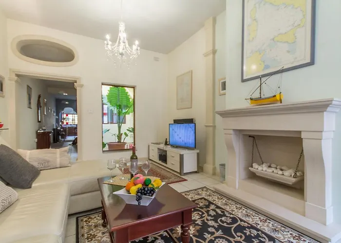 Well Located Townhouse & Courtyard Kalka - Happy Kalkara