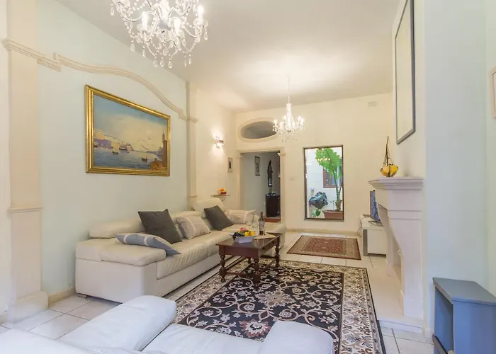 Well Located Townhouse & Courtyard Kalka - Happy * Kalkara