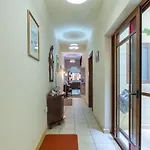 Well Located Townhouse & Courtyard Kalka - Happy