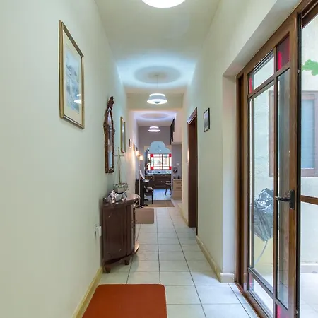 Well Located Townhouse & Courtyard Kalka - Happy