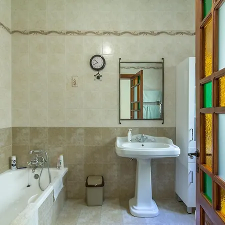 Well Located Townhouse & Courtyard Kalka - Happy *