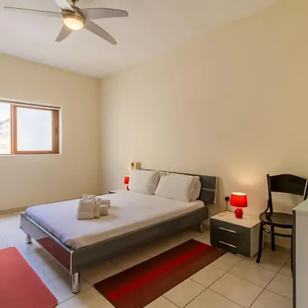 Well Located Townhouse & Courtyard Kalka - Happy