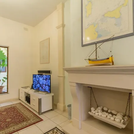 Well Located Townhouse & Courtyard Kalka - Happy * Kalkara