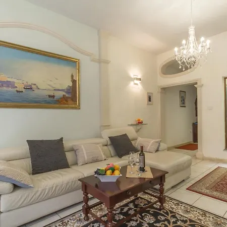 Well Located Townhouse & Courtyard Kalka - Happy בית נופש