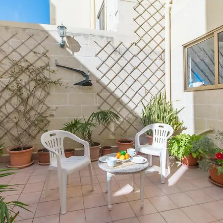 Well Located Townhouse & Courtyard Kalka - Happy *