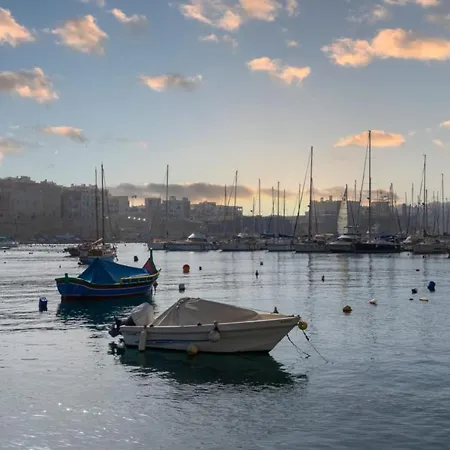 בית נופש Well Located Townhouse & Courtyard Kalka - Happy *