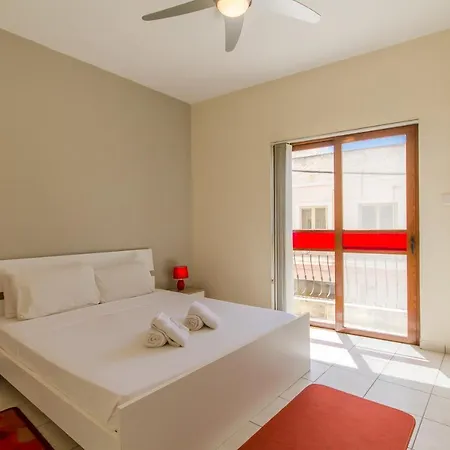 Well Located Townhouse & Courtyard Kalka - Happy