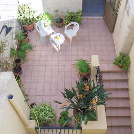 Well Located Townhouse & Courtyard Kalka - Happy * Kalkara