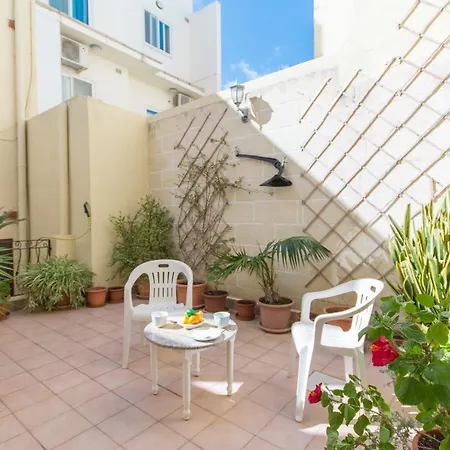 Well Located Townhouse & Courtyard Kalka - Happy בית נופש