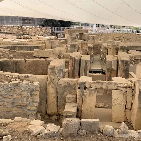 Well Located Townhouse & Courtyard Kalka - Happy *