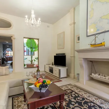 Well Located Townhouse & Courtyard Kalka - Happy * Kalkara
