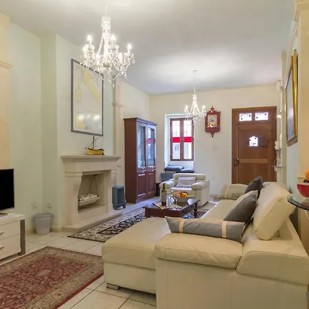 펜션 Well Located Townhouse & Courtyard Kalka - Happy
