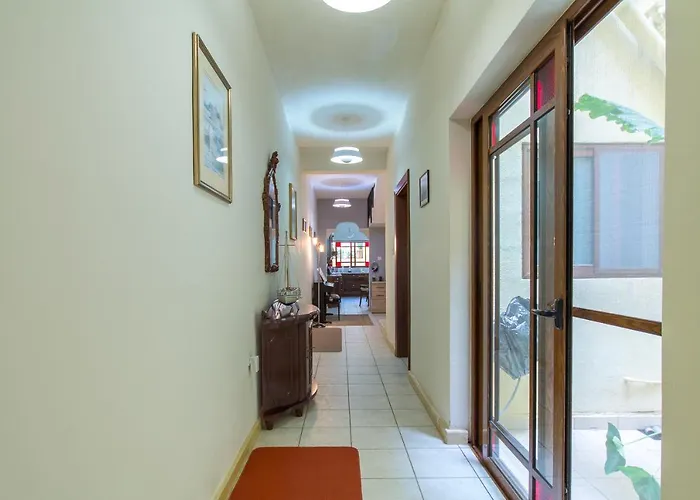 Well Located Townhouse & Courtyard Kalka - Happy