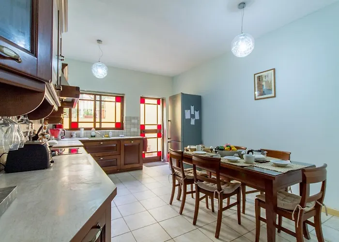 Сasa de vacaciones Well Located Townhouse & Courtyard Kalka - Happy