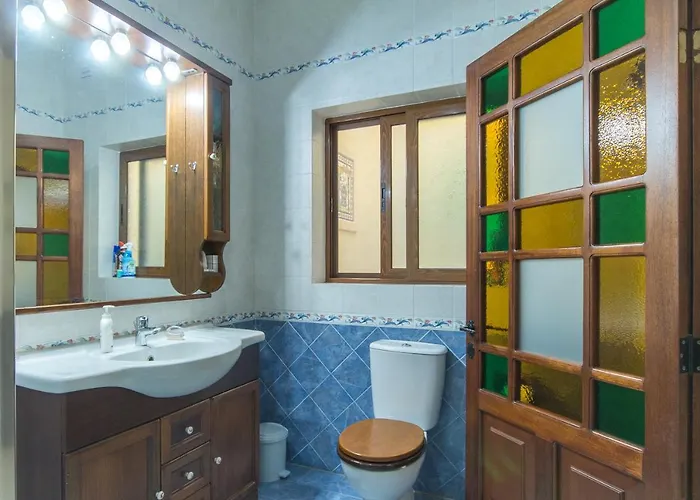 Well Located Townhouse & Courtyard Kalka - Happy Сasa de vacaciones Kalkara