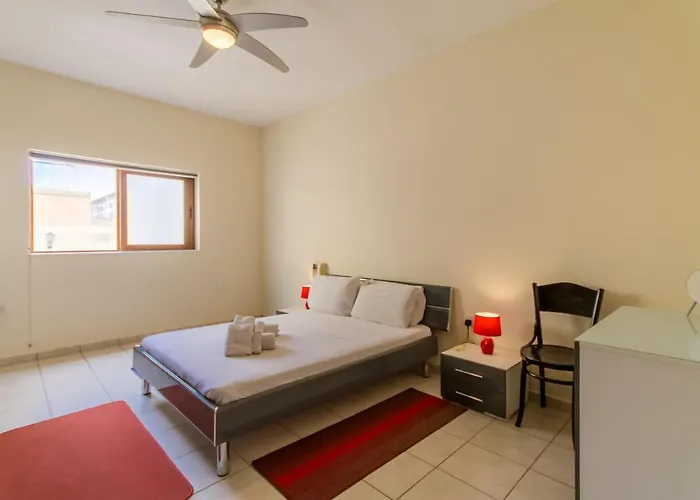 Well Located Townhouse & Courtyard Kalka - Happy