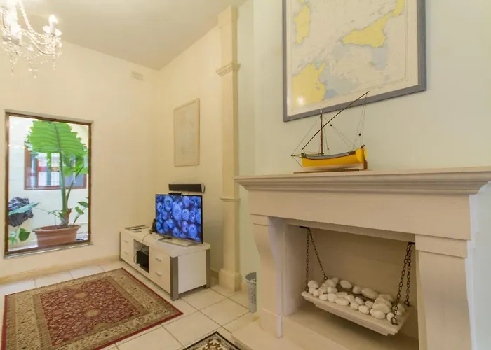 Well Located Townhouse & Courtyard Kalka - Happy * Kalkara