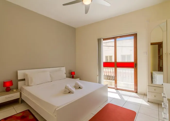 Well Located Townhouse & Courtyard Kalka - Happy