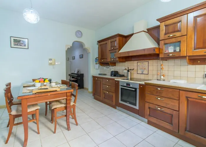 Сasa de vacaciones Well Located Townhouse & Courtyard Kalka - Happy