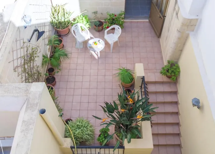 Well Located Townhouse & Courtyard Kalka - Happy * Kalkara