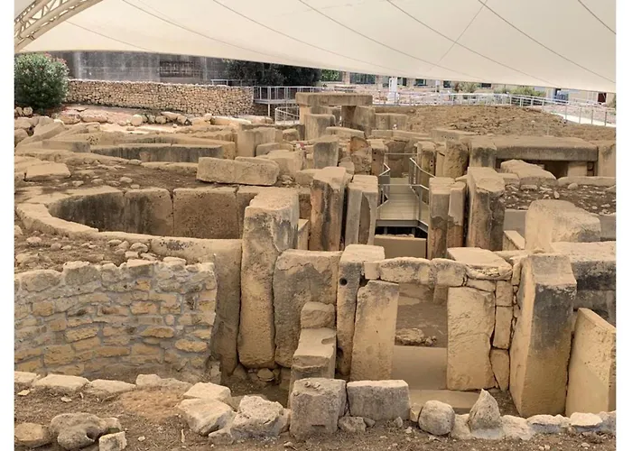 Well Located Townhouse & Courtyard Kalka - Happy *