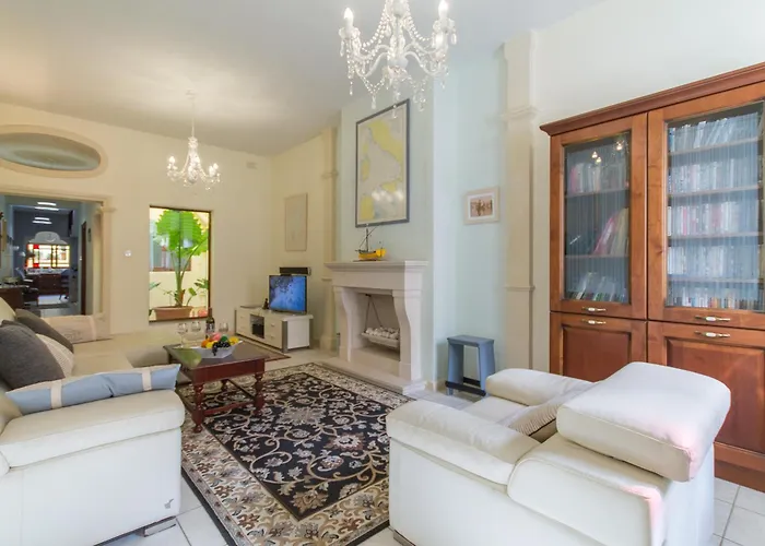 Well Located Townhouse & Courtyard Kalka - Happy Сasa de vacaciones Kalkara